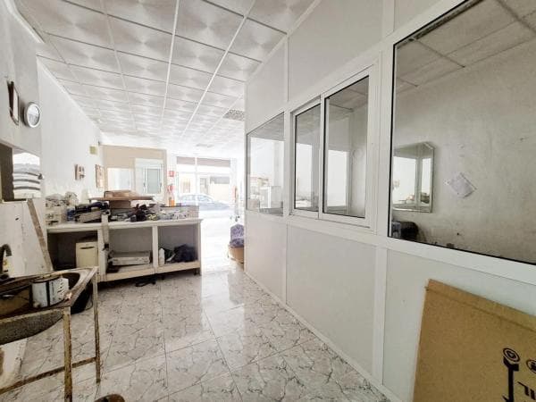 Local en calle Guillem Santacilia photo 1