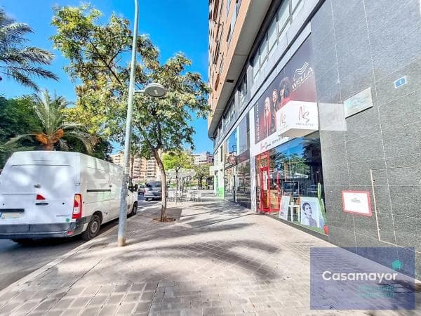 Local en avenida Pintor Xavier Soler thumbnail 1
