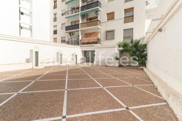 Local en calle Conde de Altea thumbnail 2