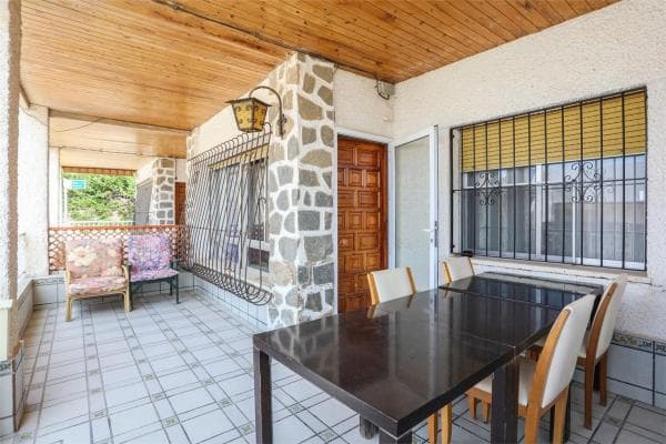 Chalet adosado en calle Carabela thumbnail 2
