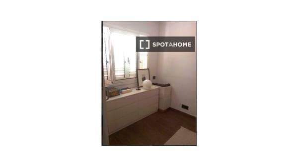 Habitación en piso compartido en barcelona. photo 1