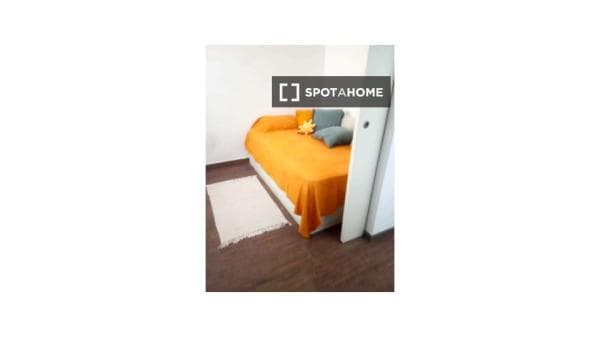 Habitación en piso compartido en barcelona. thumbnail 1
