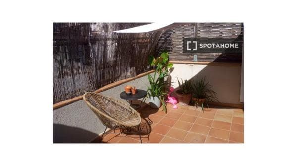 Habitación en piso compartido en barcelona. thumbnail 2