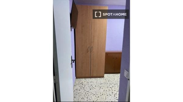 Habitación en piso compartido en barcelona. thumbnail 1