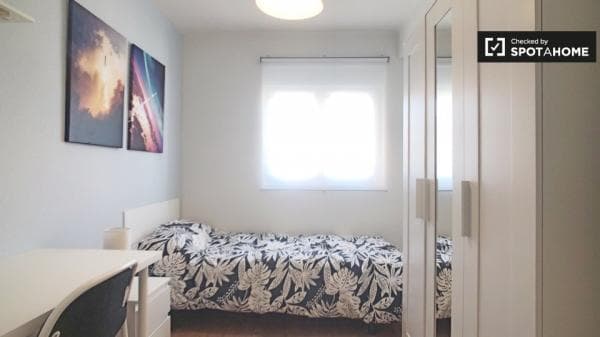 Habitación soleada en alquiler en Aluche, Madrid photo 1