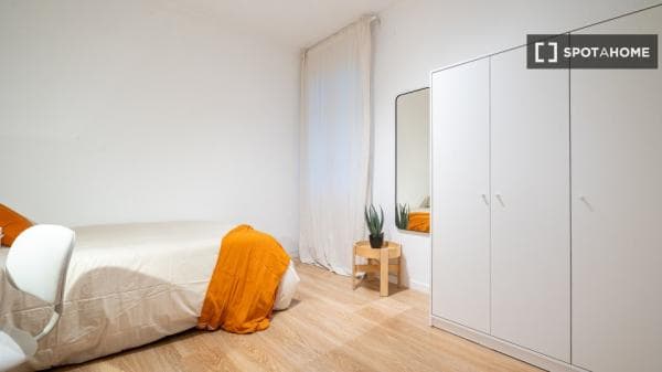 Habitación en piso compartido en barcelona. photo 1