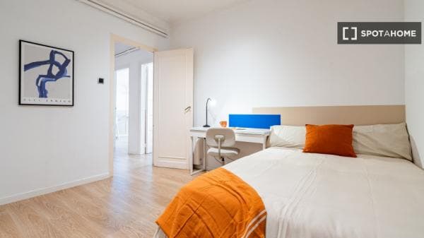 Habitación en piso compartido en barcelona. thumbnail 1