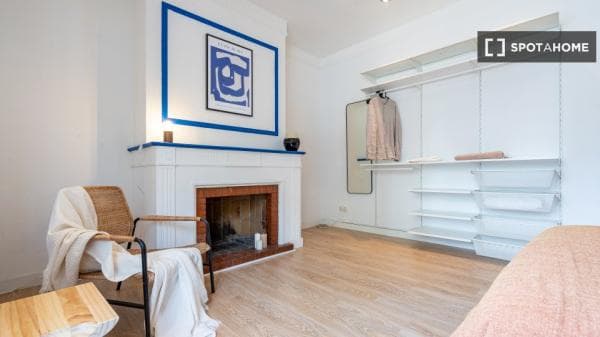 Habitación en piso compartido en barcelona. thumbnail 2