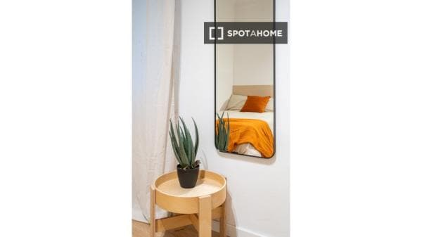 Habitación en piso compartido en barcelona. thumbnail 2