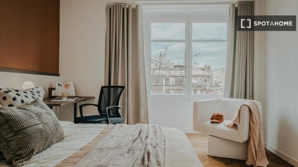 Habitación en piso compartido en barcelona. photo 1