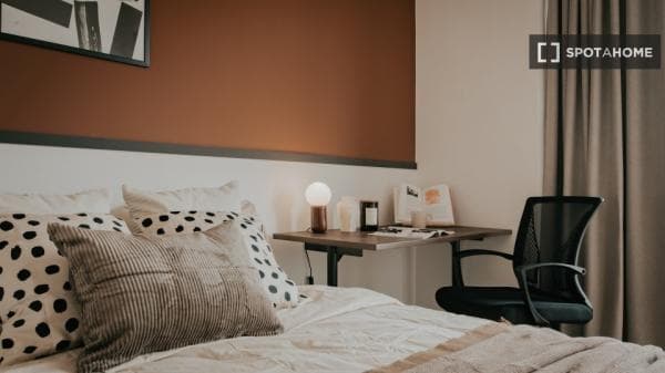 Habitación en piso compartido en barcelona. thumbnail 1