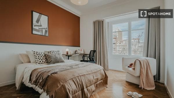 Habitación en piso compartido en barcelona. thumbnail 2