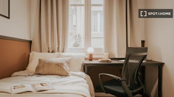 Habitación en piso compartido en barcelona. photo 1