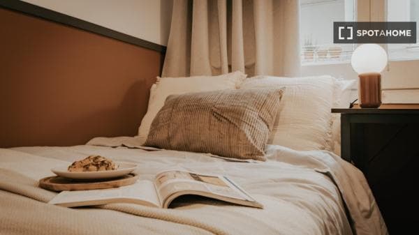 Habitación en piso compartido en barcelona. thumbnail 1