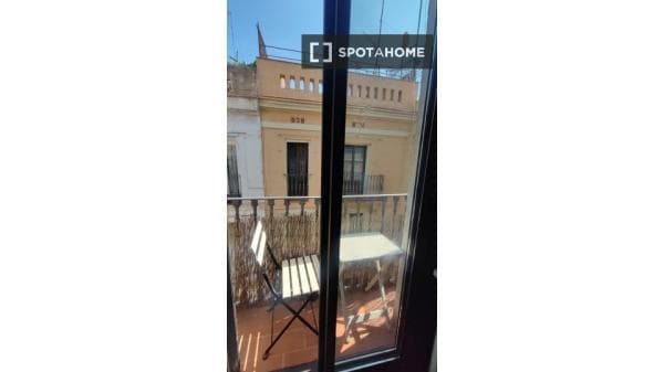 Habitación en piso compartido en barcelona. thumbnail 1