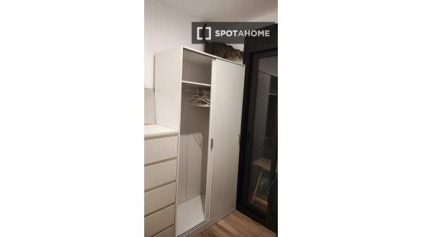 Habitación en piso compartido en barcelona. thumbnail 2