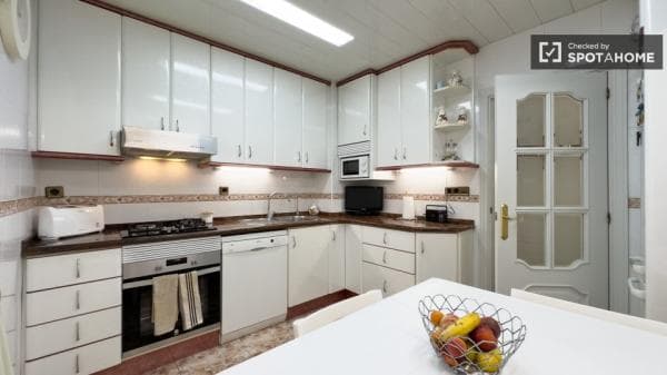 Habitación en piso compartido en alquiler en Sants-Badal, Barcelona photo 1