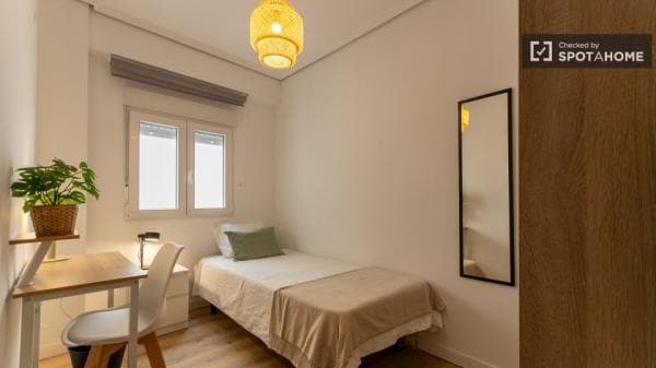 Se alquila habitación en piso de 4 dormitorios en Valencia photo 1