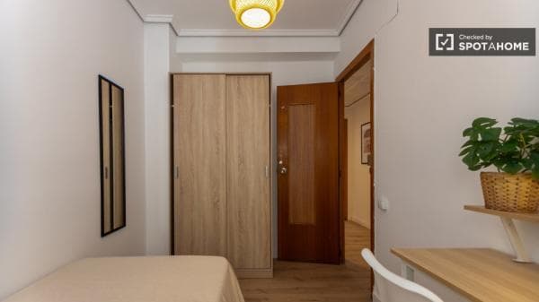 Se alquila habitación en piso de 4 dormitorios en Valencia thumbnail 1