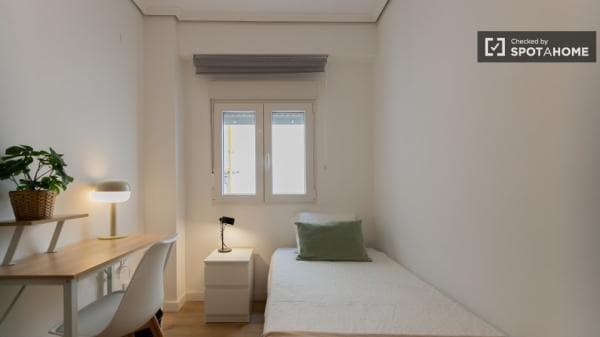 Se alquila habitación en piso de 4 dormitorios en Valencia thumbnail 2