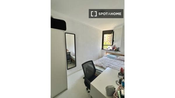 Habitación en piso compartido en barcelona. photo 1