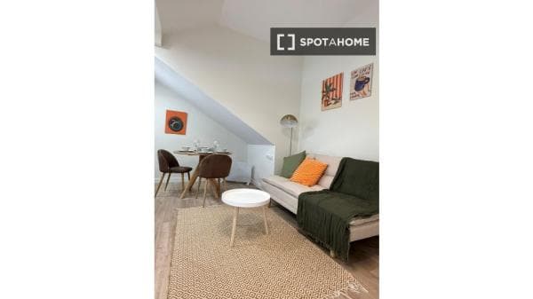 Apartment for rent in C. de Alejandro Dumas , Madrid thumbnail 1