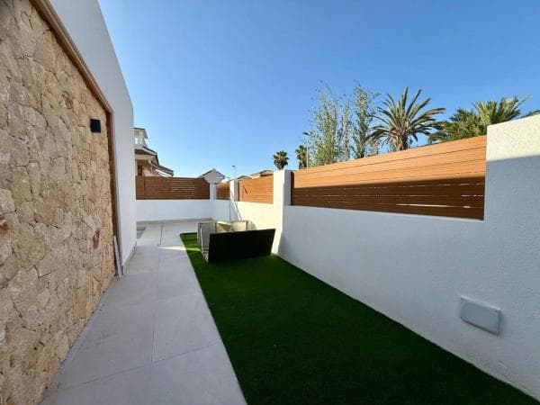 Casa independiente en calle Veleta thumbnail 2