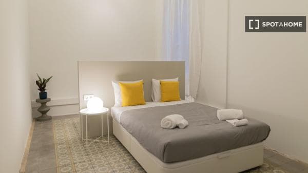 Se alquila habitación en piso de 8 habitaciones en Eixample, Barcelona photo 1