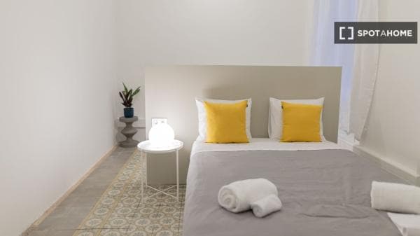 Se alquila habitación en piso de 8 habitaciones en Eixample, Barcelona thumbnail 1