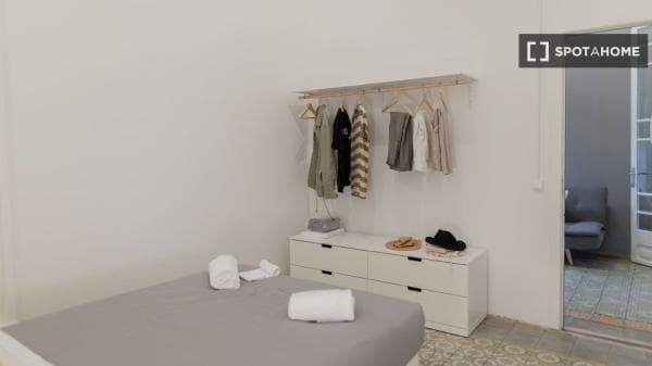 Se alquila habitación en piso de 8 habitaciones en Eixample, Barcelona thumbnail 2