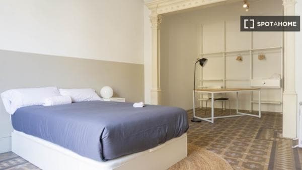 Se alquila habitación en piso de 7 habitaciones en Barcelona photo 1