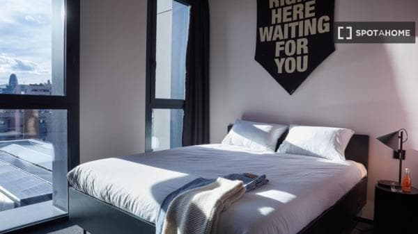 Se alquila habitación en apartamento de 1 dormitorio en Barcelona photo 1