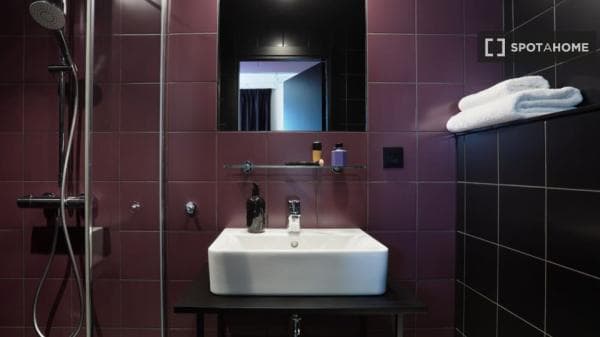 Se alquila habitación en apartamento de 1 dormitorio en Barcelona thumbnail 1