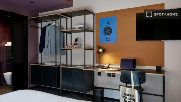 Se alquila habitación en apartamento de 1 dormitorio en Barcelona thumbnail 2