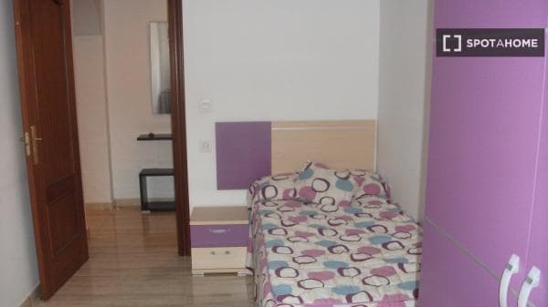 Habitación en piso compartido en Camino de Ronda, Granada thumbnail 1