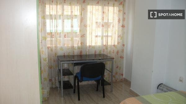 Habitación en piso compartido en Granada photo 1