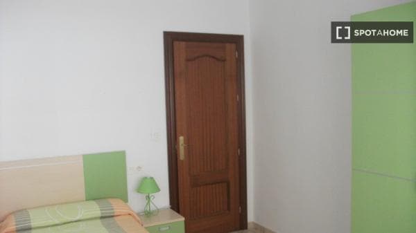 Habitación en piso compartido en Granada thumbnail 1