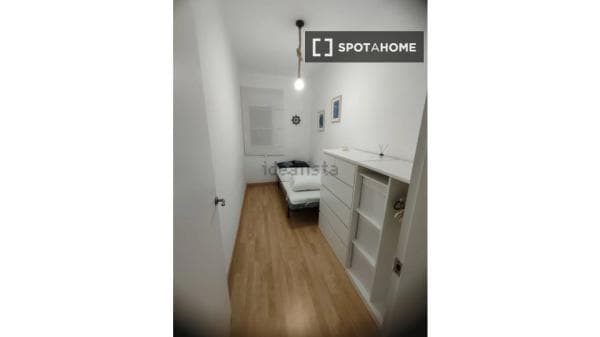 Habitación en piso compartido en barcelona. photo 1