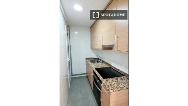 Habitación en piso compartido en barcelona. thumbnail 2