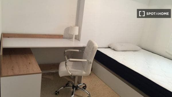 Habitación en piso compartido en barcelona. photo 1