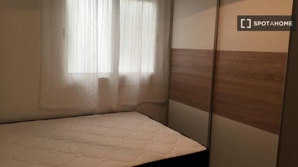Habitación en piso compartido en barcelona. thumbnail 1