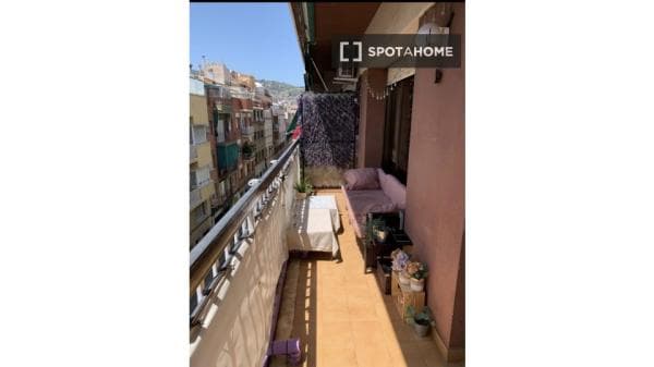 Habitación en piso compartido en barcelona. thumbnail 2