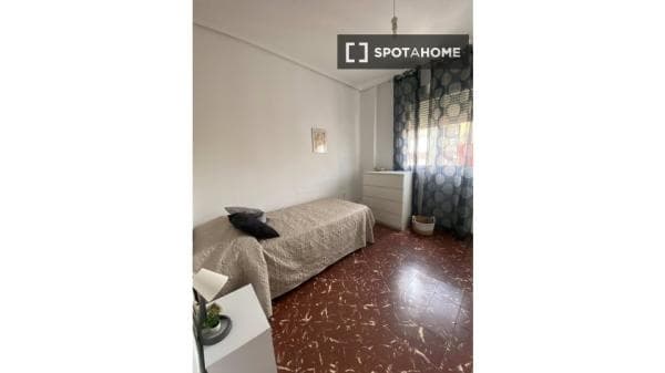 Habitación en piso compartido en valència photo 1