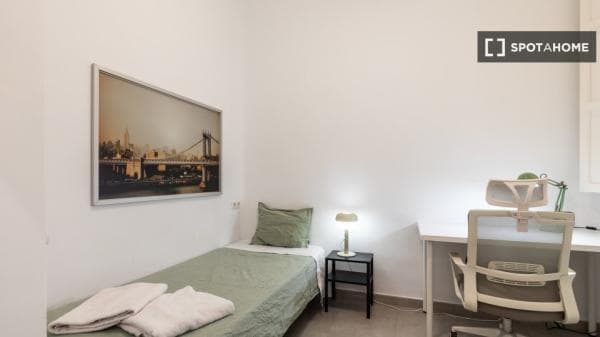 Habitación en piso compartido en valència photo 1