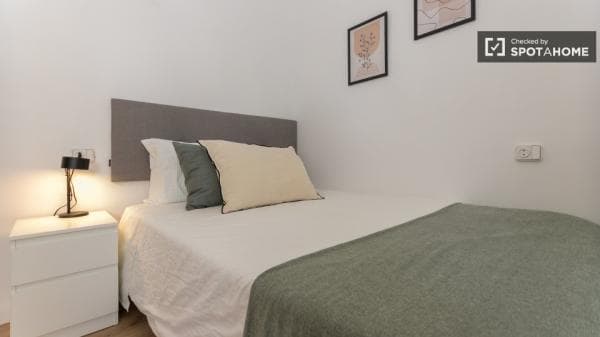 Se alquila habitación en piso de 4 dormitorios en Valencia photo 1