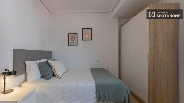 Se alquila habitación en piso de 4 dormitorios en Valencia thumbnail 1