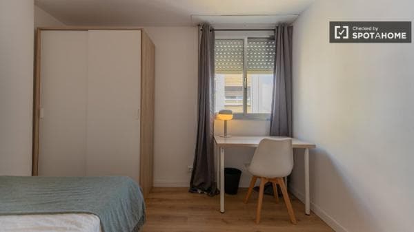 Se alquila habitación en piso de 4 dormitorios en Valencia thumbnail 2