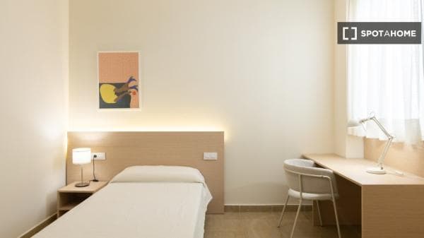 Habitación en piso compartido, La Gran Vía, Valencia. photo 1