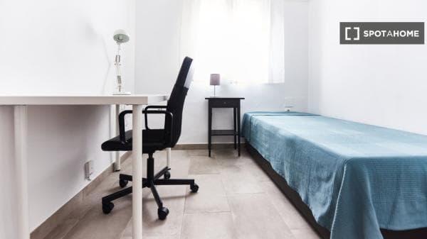 Habitación compartida en alquiler en Barrio León, Sevilla. photo 1