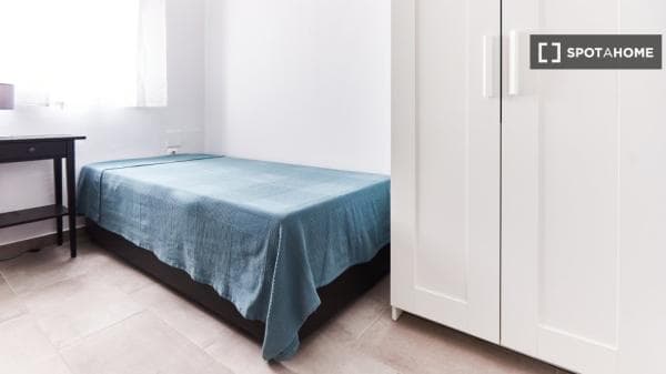 Habitación compartida en alquiler en Barrio León, Sevilla. thumbnail 2